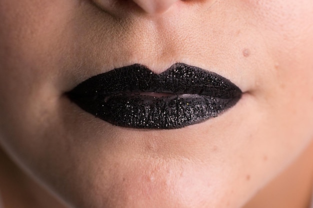 Foto close-up di una donna con il rossetto nero