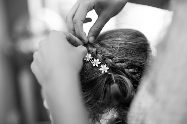 Foto close-up di una donna con un bouquet