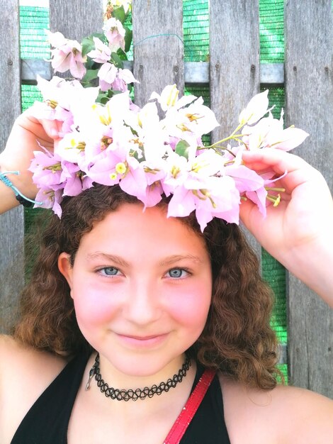 Foto close-up di una donna con un bouquet