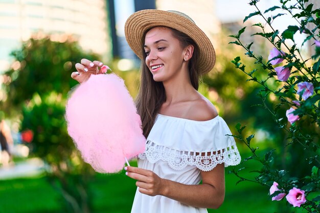 Primo piano sulla donna con cotone dolce candito