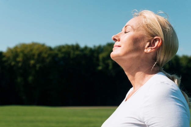 Photo close-up woman with closed eyes outdoors