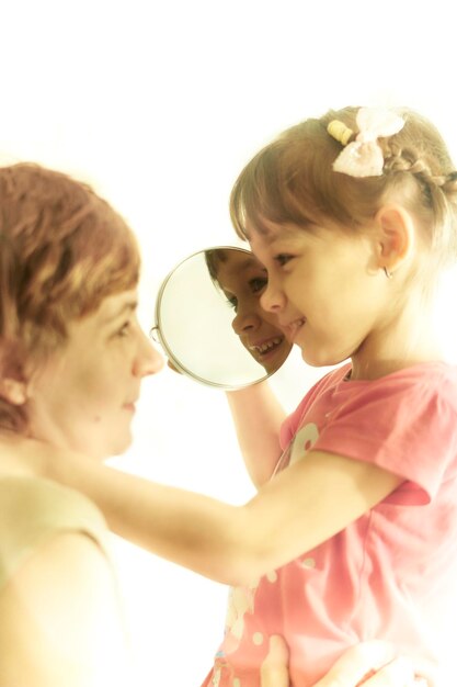 Foto close-up di una donna con la figlia