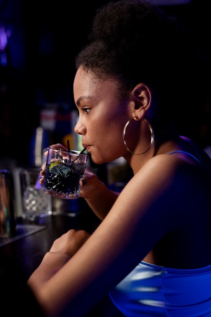 Фото Крупным планом женщина с напитком в баре
