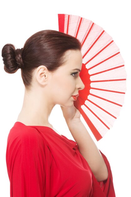 Foto close-up di una donna con un ventilatore a mano sullo sfondo bianco