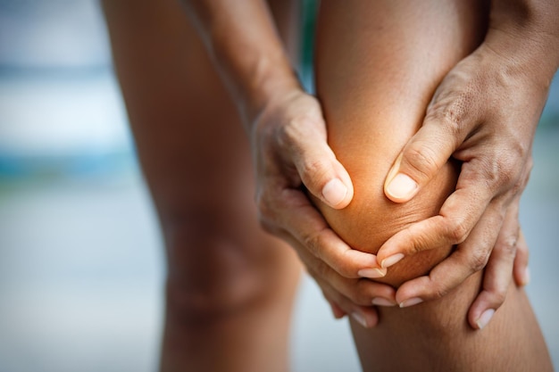 Foto close-up di una donna con dolore al ginocchio