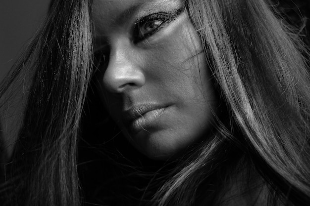 Photo close-up of woman with long hair at home