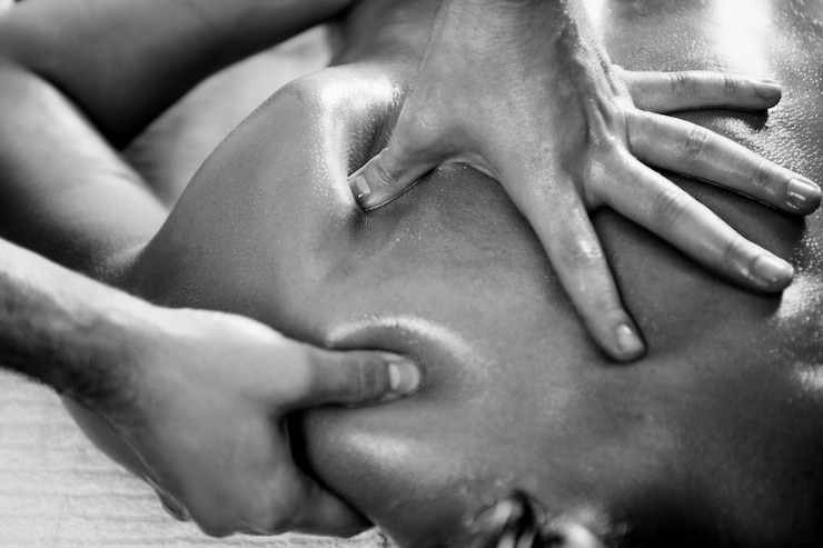 Photo close up of woman with oiled skin having relaxing back massage