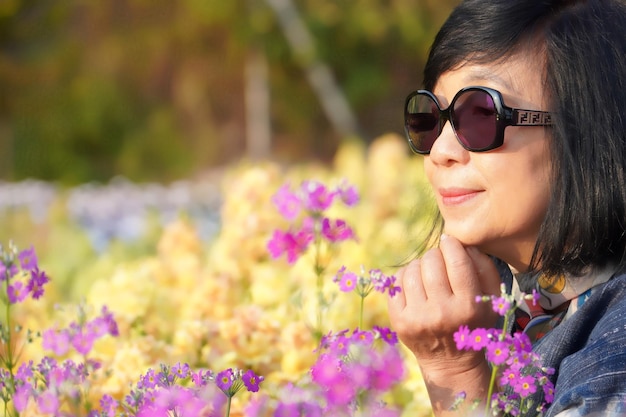 Foto close-up di una donna con fiori rosa