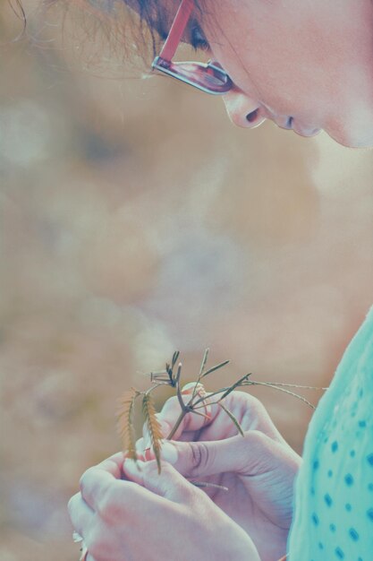 Foto close-up di una donna con una pianta