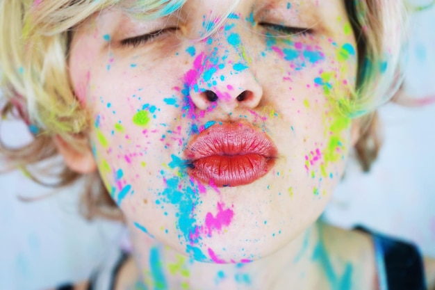 Photo close-up of woman with powder paint on her face