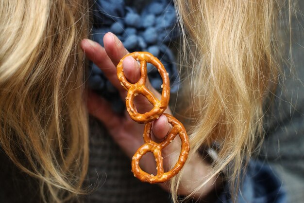 Foto close-up di una donna con un pretzel