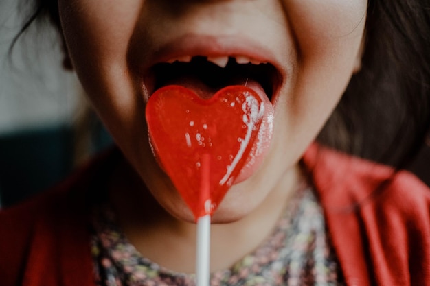 Foto close-up di una donna a forma di cuore rosso