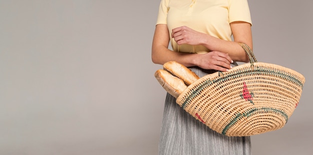 Photo close up woman with reusable bag with bread