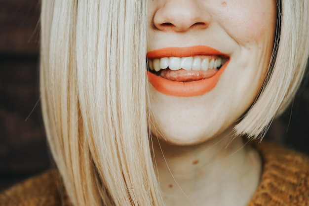 Photo close-up of woman with short blond hair