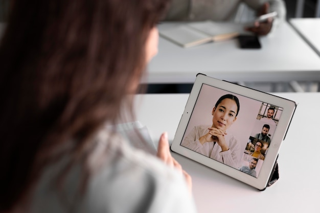 Foto primo piano donna con tablet