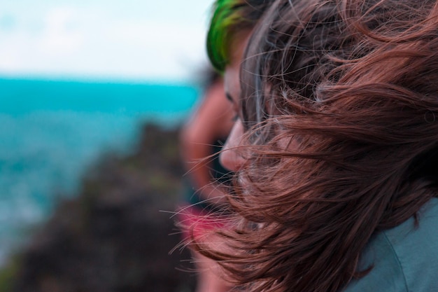 Foto close-up di una donna con i capelli incasinati