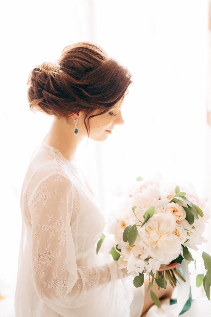 Photo 白い花を持った女性のクローズアップ