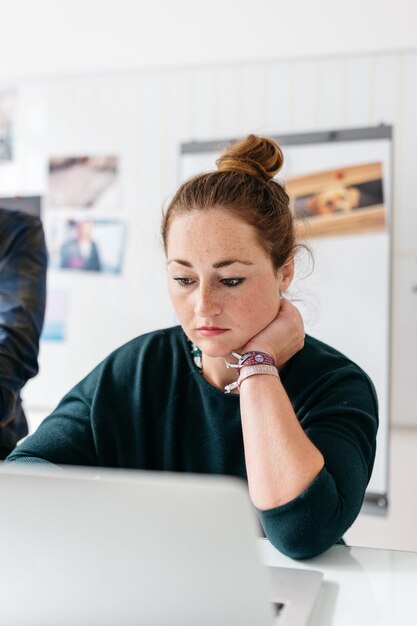 Photo close-up of woman working in office