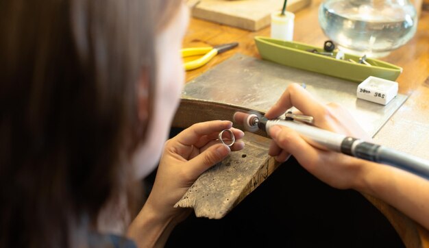 Photo close-up of woman working on ring