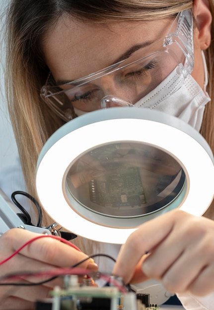 Photo close up woman working with technology