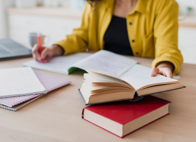 写真 ノートに書くクローズアップ女性