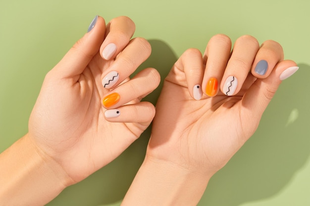 Minimalist nail designs orange:
Nếu bạn yêu thích phong cách đơn giản và tinh tế, chúng tôi sẽ giới thiệu đến bạn những thiết kế móng màu cam tối giản. Những bộ móng này được thiết kế với sự pha trộn tinh tế của các tông màu khác nhau, tạo nên một diện mạo độc đáo và ấn tượng.