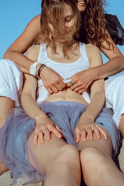 Photo close-up of women embracing at beach