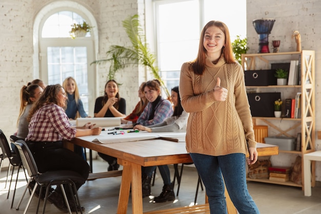 Primo piano di donne che preparano poster sui diritti e l'uguaglianza delle donne in ufficio