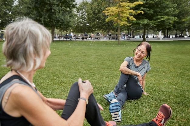 写真 草の上に座っている女性をクローズアップ