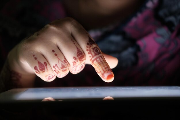 Photo close up of women use digital tablet