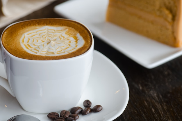 Primo piano di una meravigliosa tazza di caffè caldo Foto Premium