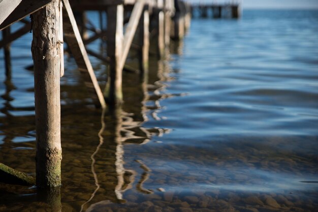 Photo close-up of wood on beach against sky