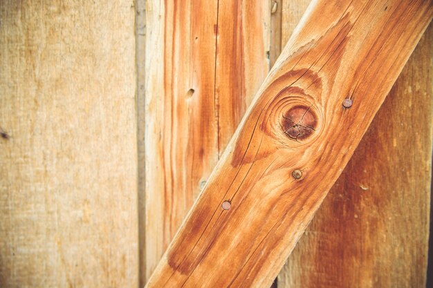 Primo piano della struttura del legno. linee verticali sulla porta. disegno naturale su fondo in legno. lavoro da falegname.