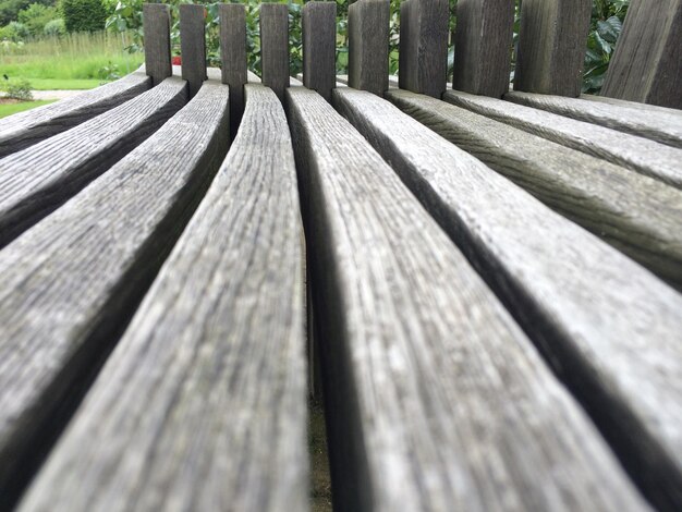 Клоуз-ап деревянной дорожки деревянные узоры древесные линии парковая скамейка деревянная крупный план