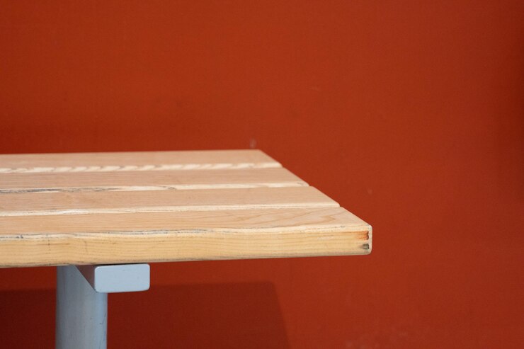 Photo close-up of wooden bench