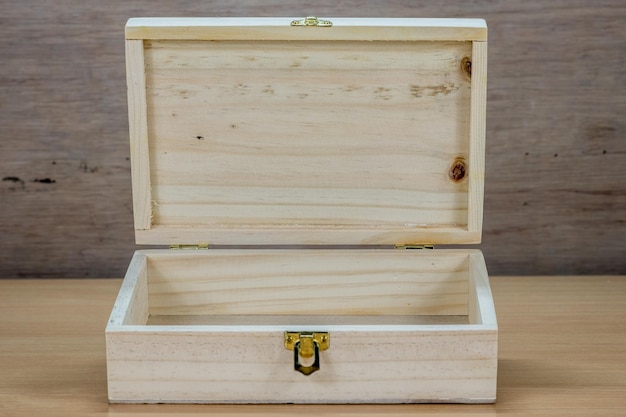 Photo close-up of wooden box on table