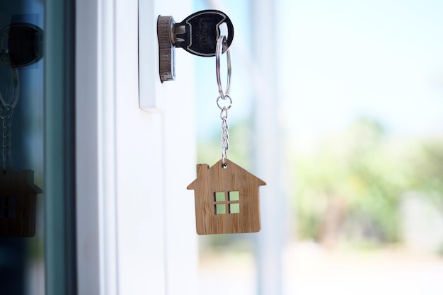 Foto close-up di una porta di legno di una casa