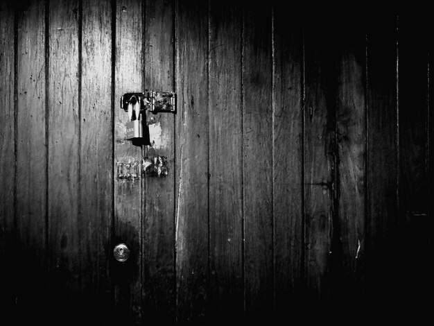 Photo close-up of wooden door