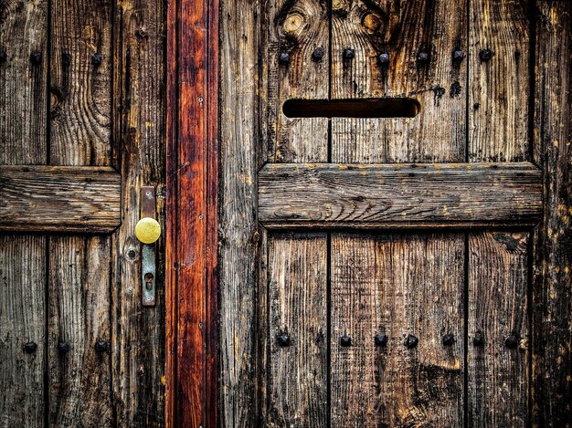 Photo close-up of wooden door