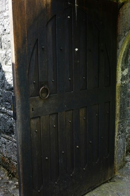 Foto prossimo piano di una porta di legno
