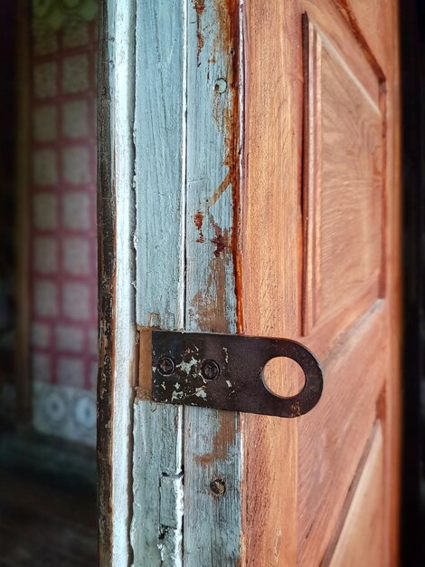 Foto prossimo piano di una porta di legno