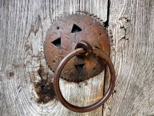 Foto prossimo piano di una porta di legno