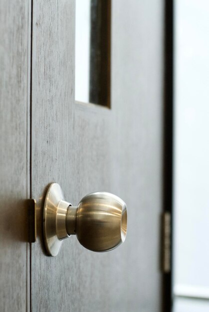 Photo close-up of wooden doorknob