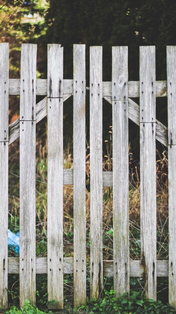 Photo close-up of wooden fence on land