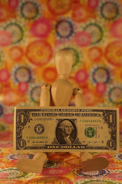 Photo close-up wooden figurine with paper currency