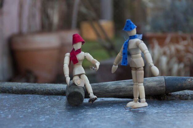 Photo close-up of wooden figurines on table