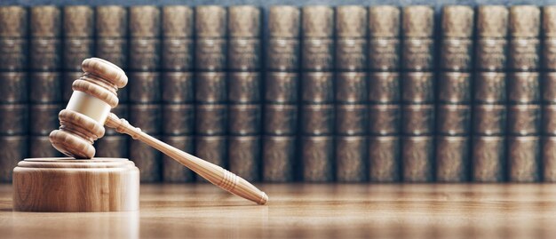 Photo close-up of wooden gavel against books on table