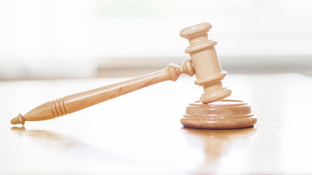 Photo close-up of wooden gavel in courtroom