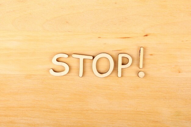 木製の文字を閉じる単語stop背景