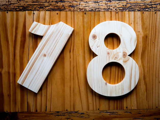 Foto close-up di numeri di legno sul tavolo